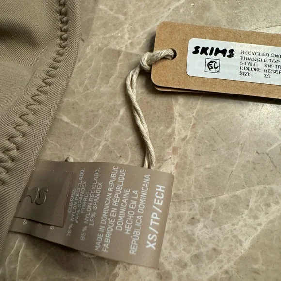 SKIMS SIGNATURE SWIM
TRIANGLE TOP - Picture 5 of 6